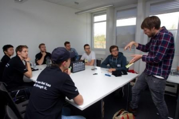 HACK AND HARVEST Teamsitzung beim Projekt Smart green